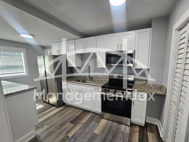 Building Photo - 1536 W 10th St