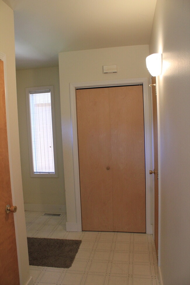 Building Photo - 1308 N Brooklane St