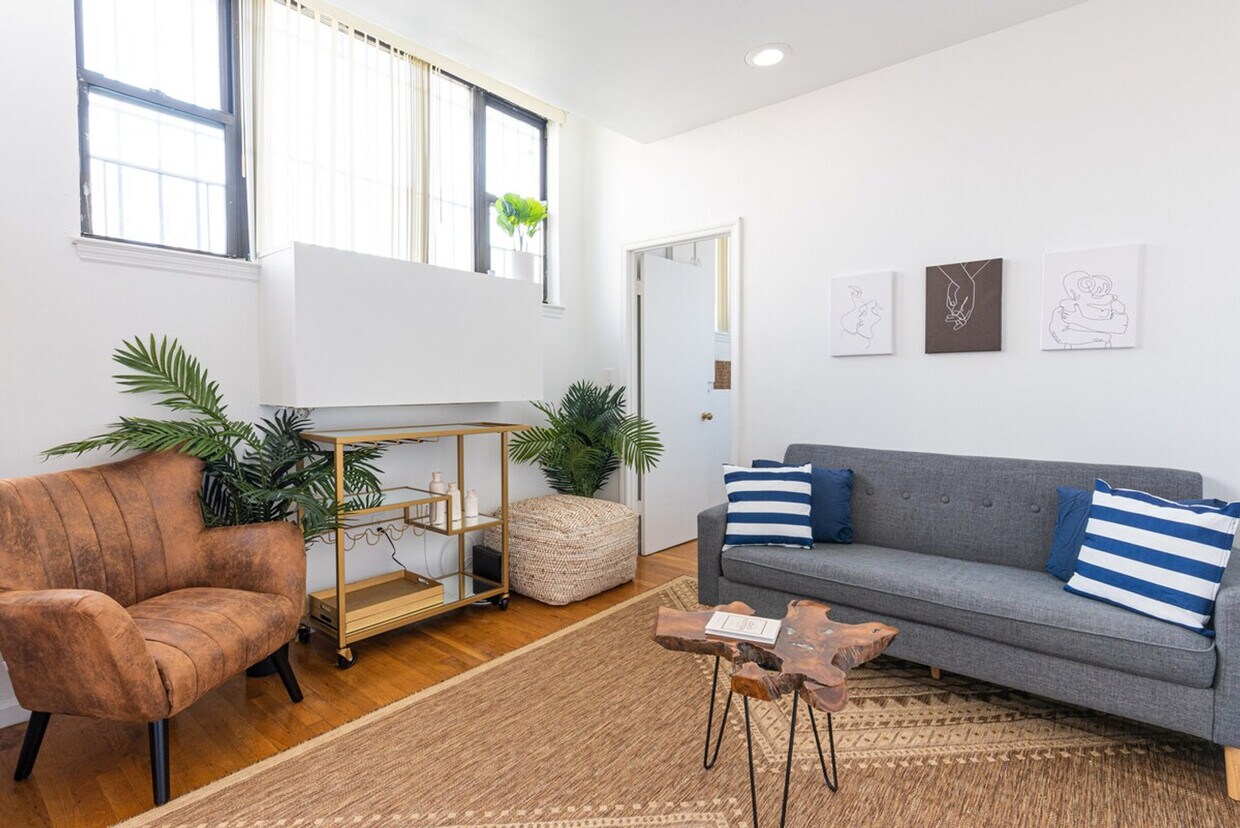 Foto principal - 735 10th Ave