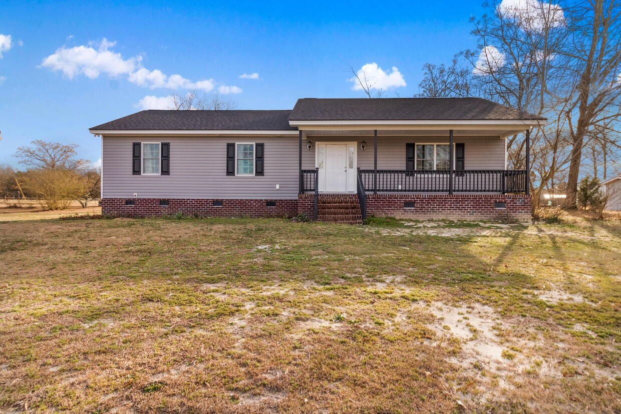 Foto principal - NEWLY RENOVATED 3 BR , 2 BA HOME *SPRING C...