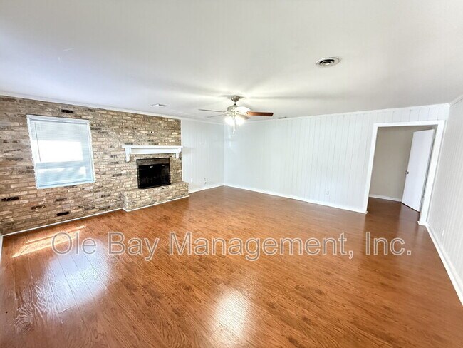 Foto del edificio - 4650 Rosewood Dr