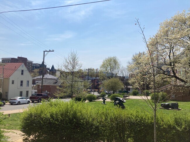 Foto del edificio - 2 br, 2 bath House - 303 (B) 2nd St. NW