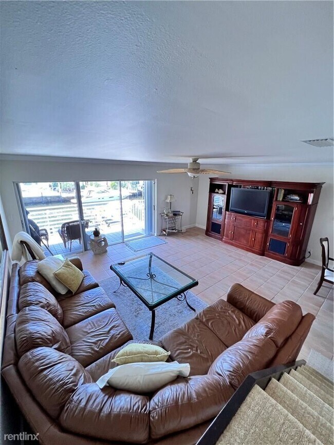Foto del edificio - 2 br, 2.5 bath Condo - 2810 NE 30th St Apt E