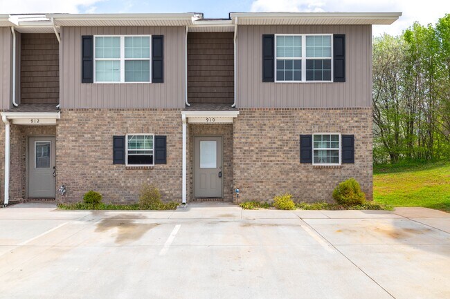 Foto del edificio - 910 Warrior Hill Dr