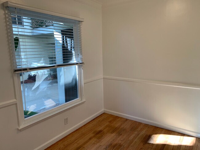 Building Photo - 1266 N Laurel Ave