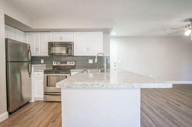 Foto del edificio - NEWLY UPDATED 2 bedroom 2 bath condo for r...