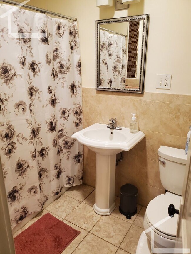 Building Photo - Beautiful three bedroom unit