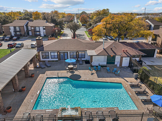 Building Photo - Pine Oaks Apartments