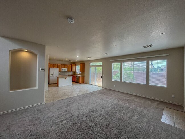Foto del edificio - BEAUTIFUL 3 BEDS 2.5 BATHS 2 STORY HOME IN...