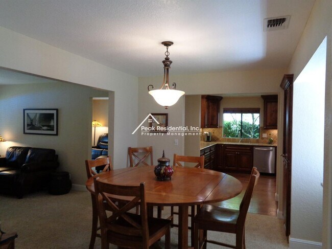 Foto del edificio - Wonderful Orangevale 3bd/2ba Home with Spa...