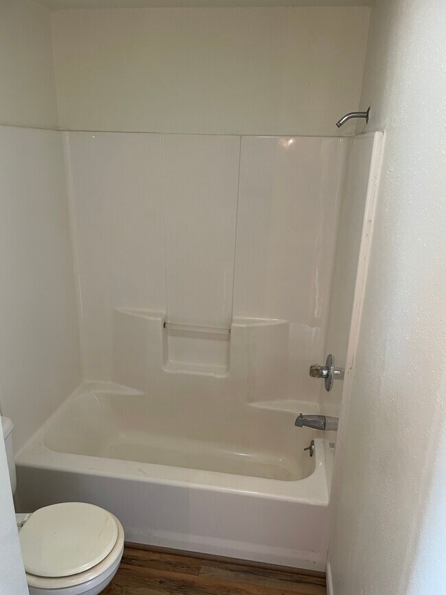 Building Photo - 116 5th St