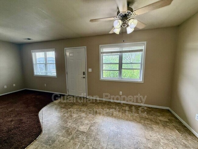 Building Photo - 515 W 11th St