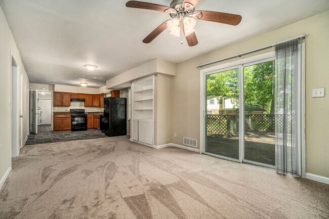 Foto del edificio - Large 4 Bedroom 3 Bath Home