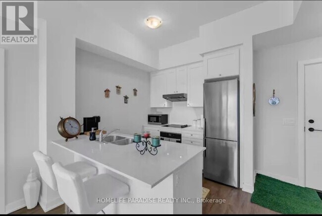 Photo du bâtiment - 600 N Service Rd