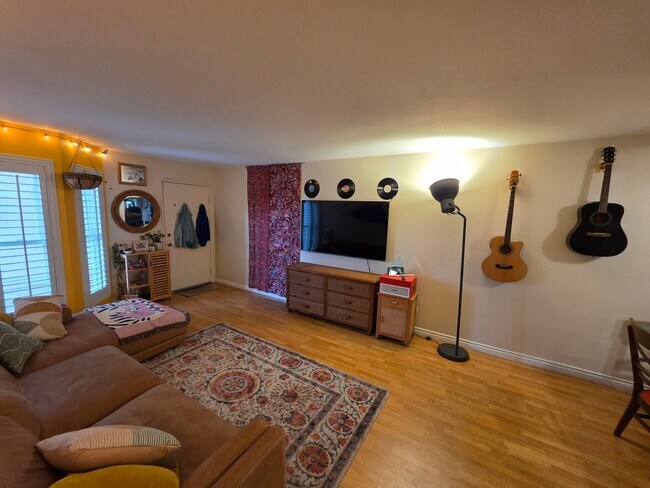 Foto del edificio - 2 bedroom home in downtown Carlsbad walking distance to the beach