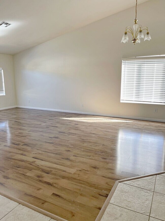 Foto del edificio - Beautiful 1 Story, 3 Bd/2 Bath, 3 car garage