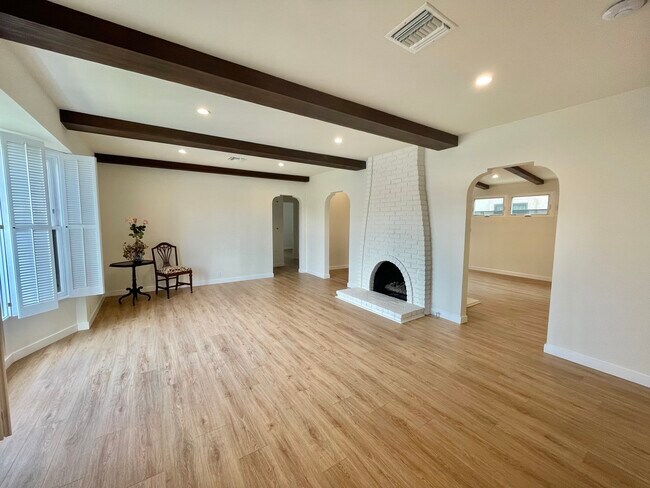 Huge LiviRm-great architectural details - 3702 Sawtelle Blvd