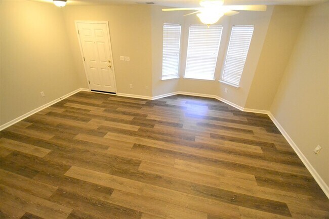 Building Photo - Like New Townhouse in Arlington Downs