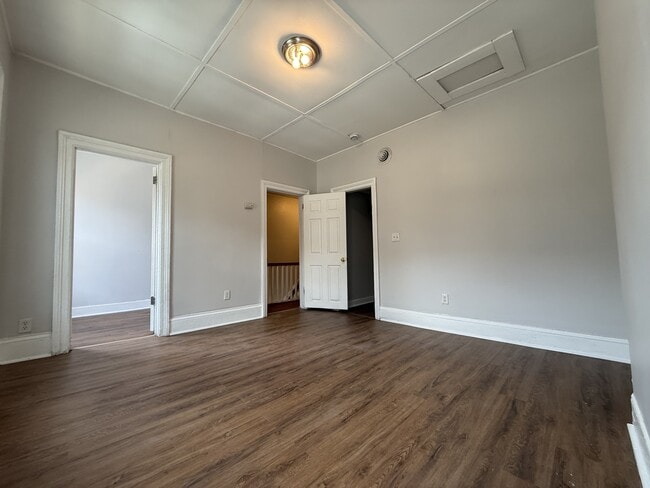 Building Photo - 19 N Lake Ave