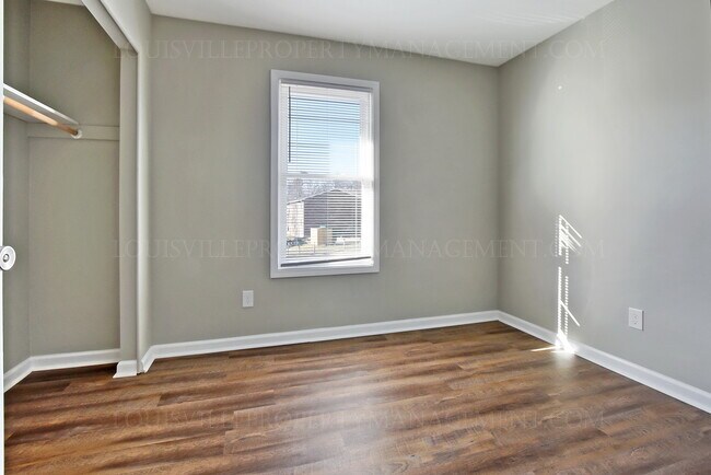 Building Photo - 419 Wood Creek Dr
