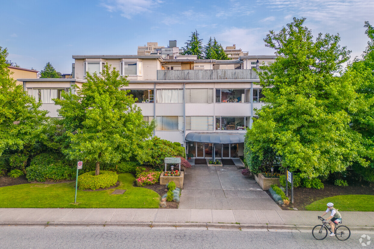 Primary Photo - Clairmont Apartments
