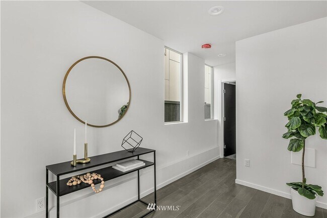 Building Photo - Contemporary 3 Bedroom Townhouse near Alki...