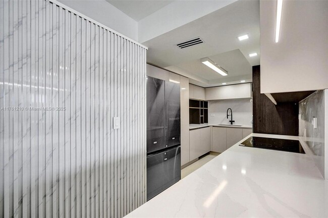 Building Photo - 6039 Collins Ave
