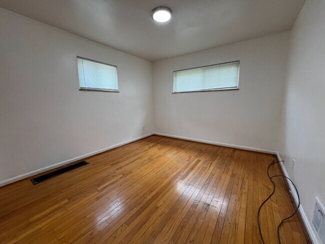 Foto del edificio - Bright, Updated 4-Bed Home in Cincinnati – Central HVAC, 1,308 Sq Ft, Utilities Included: Water