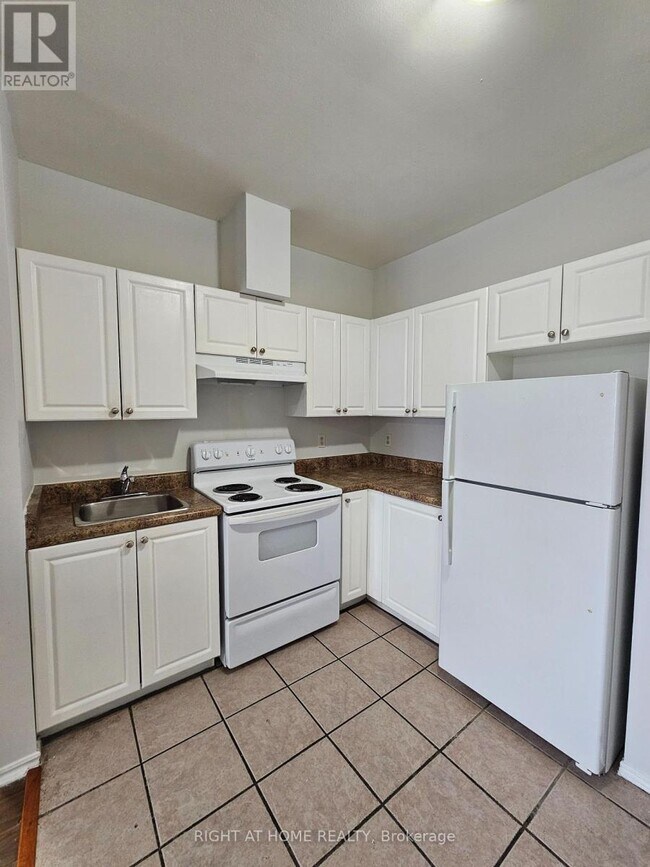 Photo du bâtiment - 1801 Eglinton Ave W