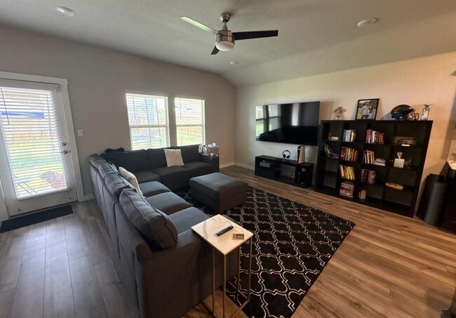 Building Photo - 500 Veneta Ln