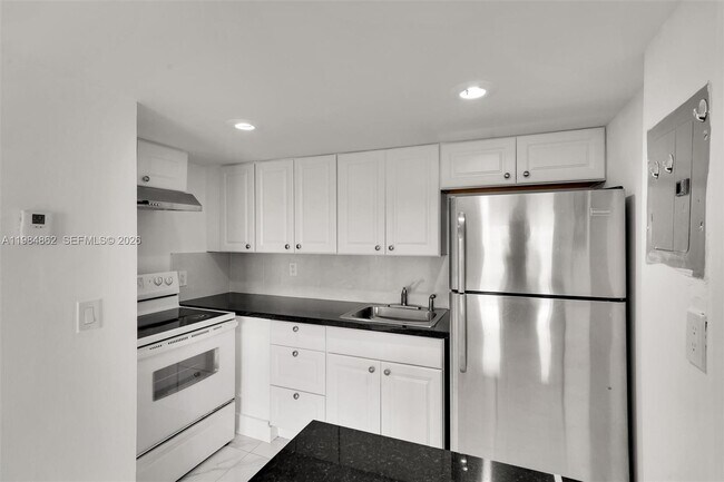 Foto del edificio - 4335 NW S Tamiami Canal Dr