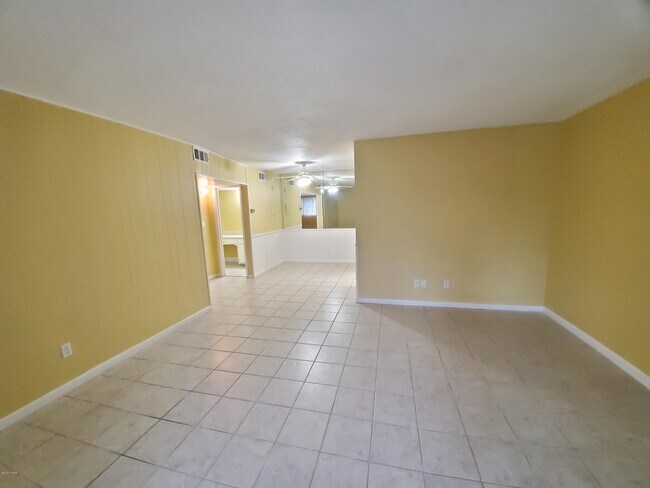 Foto del edificio - 2100 W Beach Dr