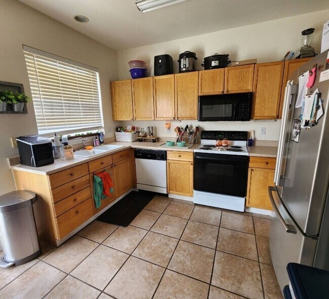 Building Photo - Beautiful 3 Bed 2 Bath Home Near Fort Carson!!!