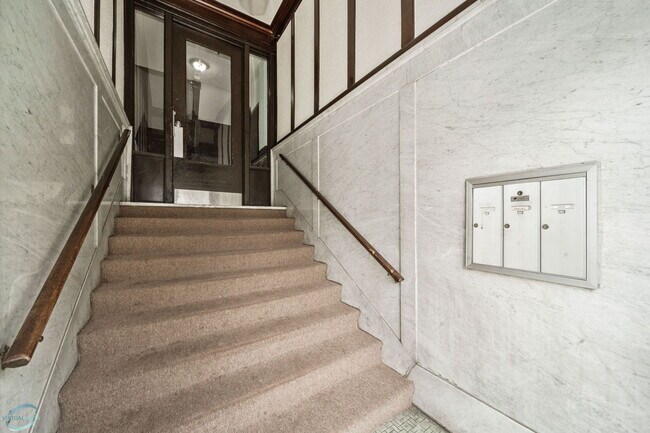 Building Photo - 6207 S Dorchester Ave