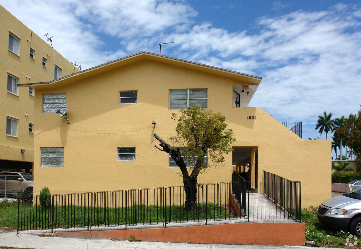 Foto del edificio - 1601 NW 18th St