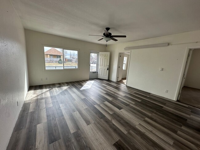 Building Photo - Pet Friendly! Corner Lot!