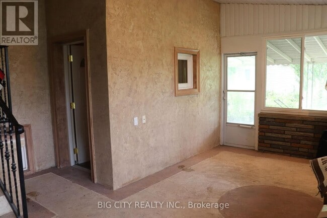 Building Photo - 30 Lozoway Dr