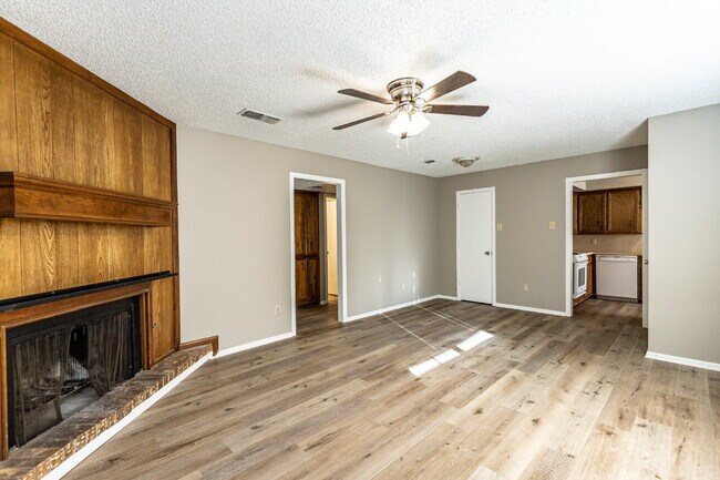 Foto del edificio - 2-Bedroom Home with Fireplace!