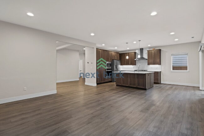 Building Photo - 5 BED & 2.5 BATH SINGLE FAMILY HOUSE FOR RENT