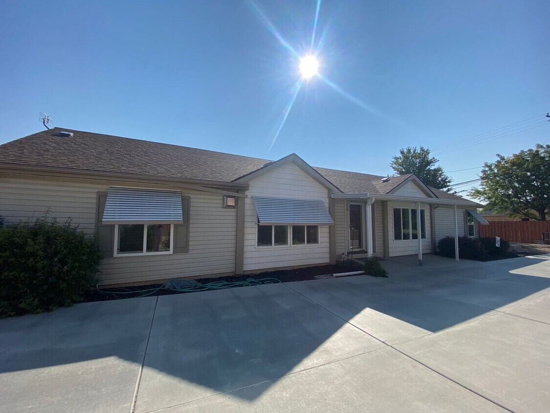 Foto principal - 3 Bed - 2 Bath, Beautiful Home in Riverdal...