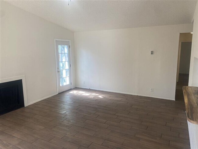 Foto del edificio - Large 2/2 duplex with a 2 car carport