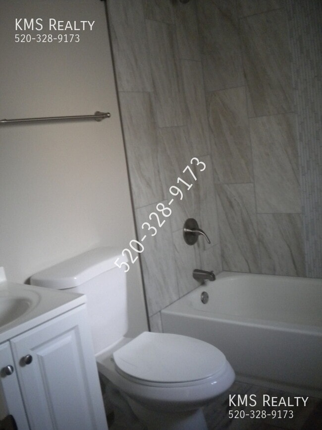 Building Photo - 3132 E Glenn St