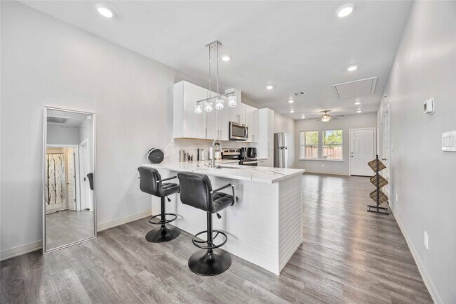 Foto del edificio - 8009 Sterlingshire St