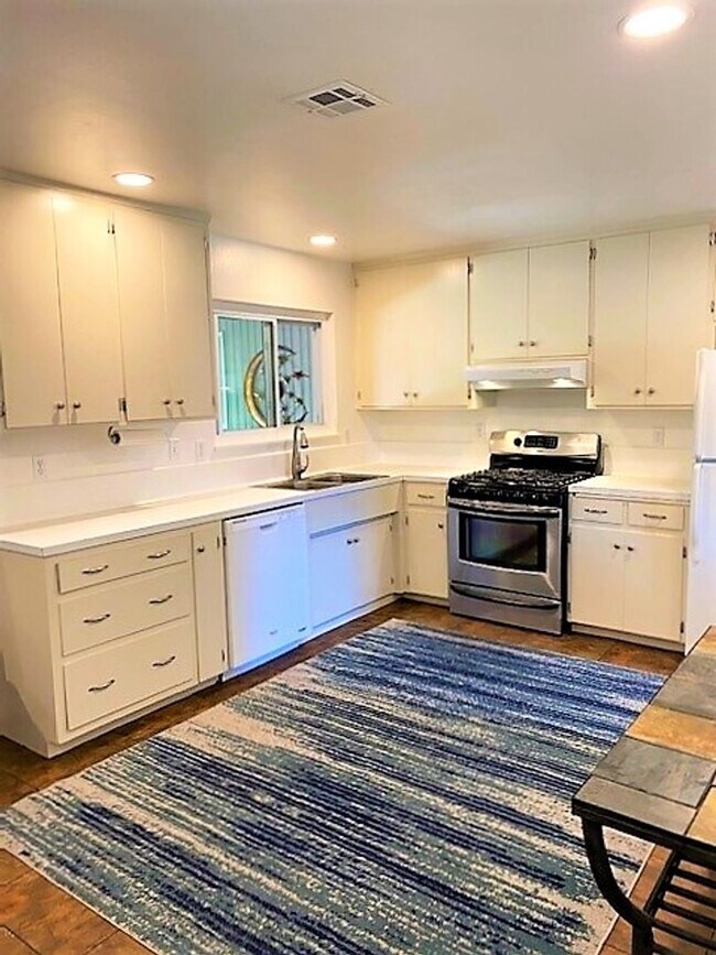 Building Photo - Lovely Home in W. Redding!!