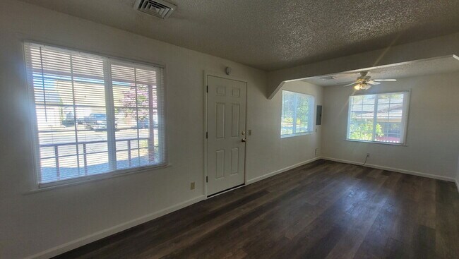 Foto del edificio - 673 W Kenwood St