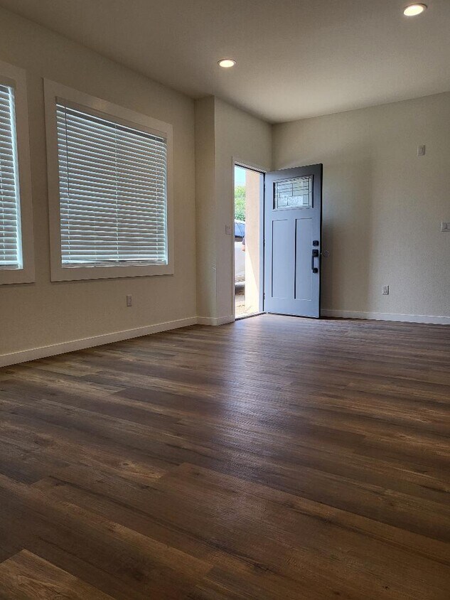 Foto principal - 16925 Prairie Ave