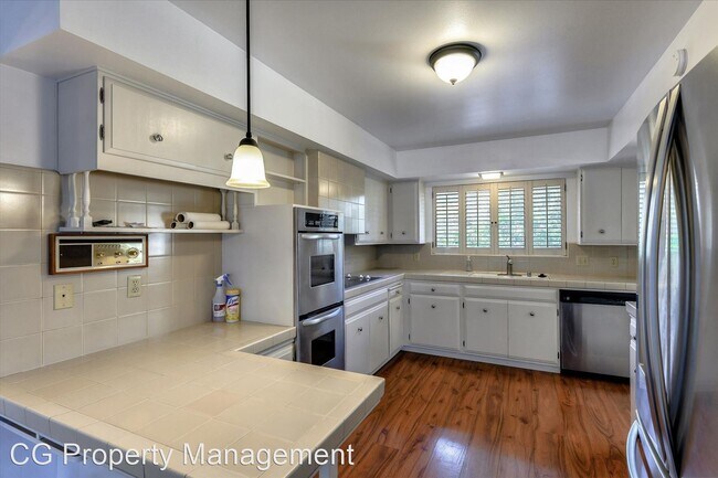 Building Photo - 4 br, 2.5 bath House - 292 Marchmont Dr