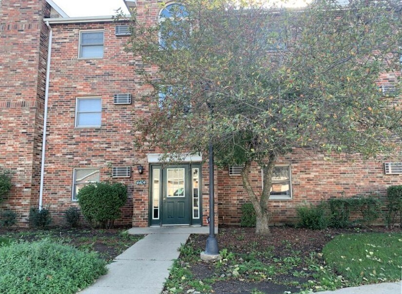 4404 W Shamrock Ln Unit 2B, McHenry, IL 60050 Condo for Rent in