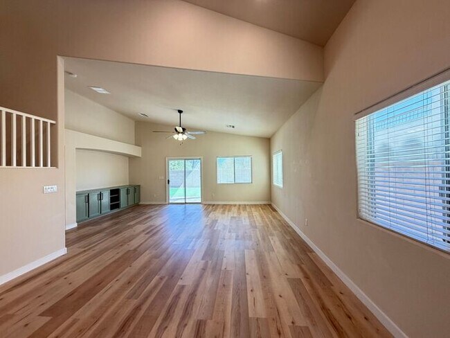 Foto del edificio - First Show: The first open showing is on Tues 3/24 at 11:30am. Please be prompt. We will be proce...