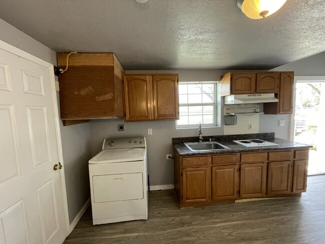 Building Photo - 1 bedroom,1 bathroom loft apartment off SE...